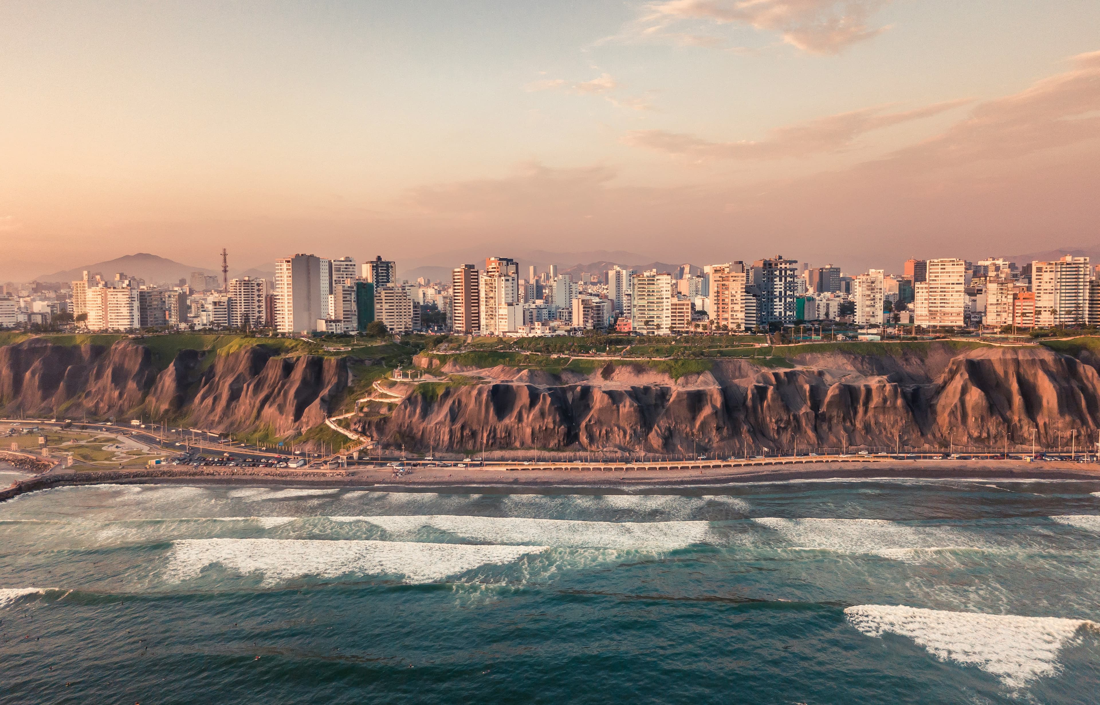 Vista panorámica de la Costa Verde de Lima al atardecer